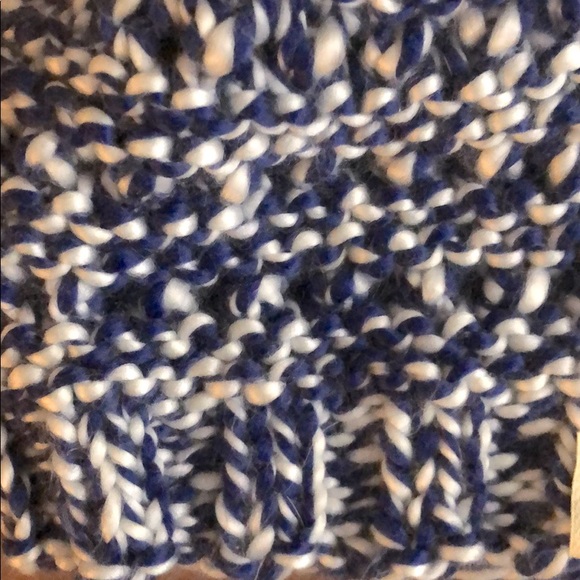 Detailed Patterned Crochet Navy/White Hat W/PomPom - Picture 2 of 4